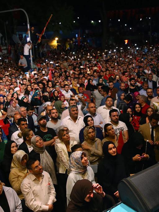Der türkische Präsident Recep Tayyip Erdogan spricht in der Nacht des 18. Juli 2016 in Istanbul.