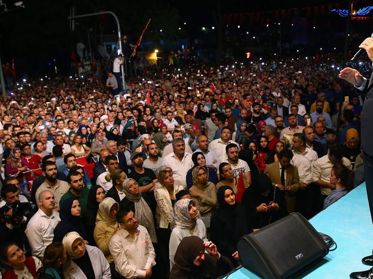 Der türkische Präsident Recep Tayyip Erdogan spricht in der Nacht des 18. Juli 2016 in Istanbul.