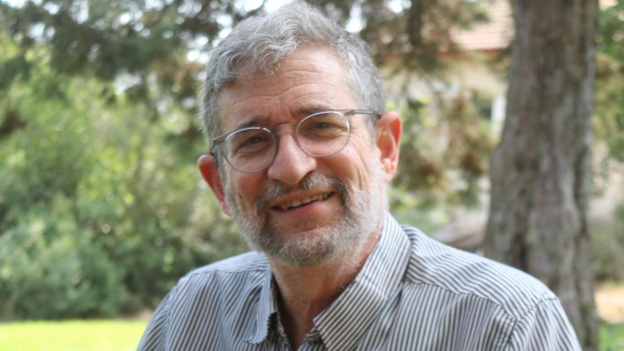 Porträt von Rabbiner Yehud Gilad, mit Brille, in einem blau gestreiften, offenen Hemd, im Hintergrund ein Baum und eine sonnenbeschienene Wiese Porträt von Rabbiner Yehud Gilad, mit Brille, in einem blau gestreiften, offenen Hemd, im Hintergrund ein Baum und eine sonnenbeschienene Wiese