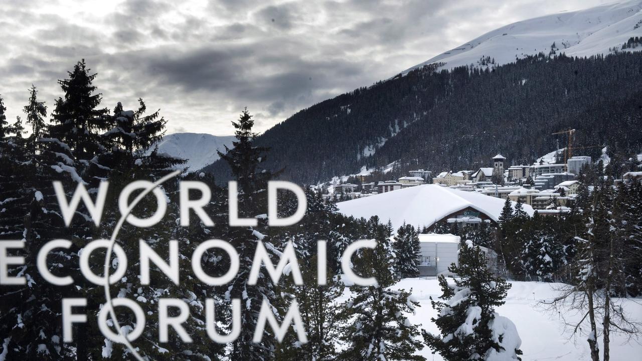Das Logo des Weltwirtschaftsforums in Davos Das Logo des Weltwirtschaftsforums in Davos