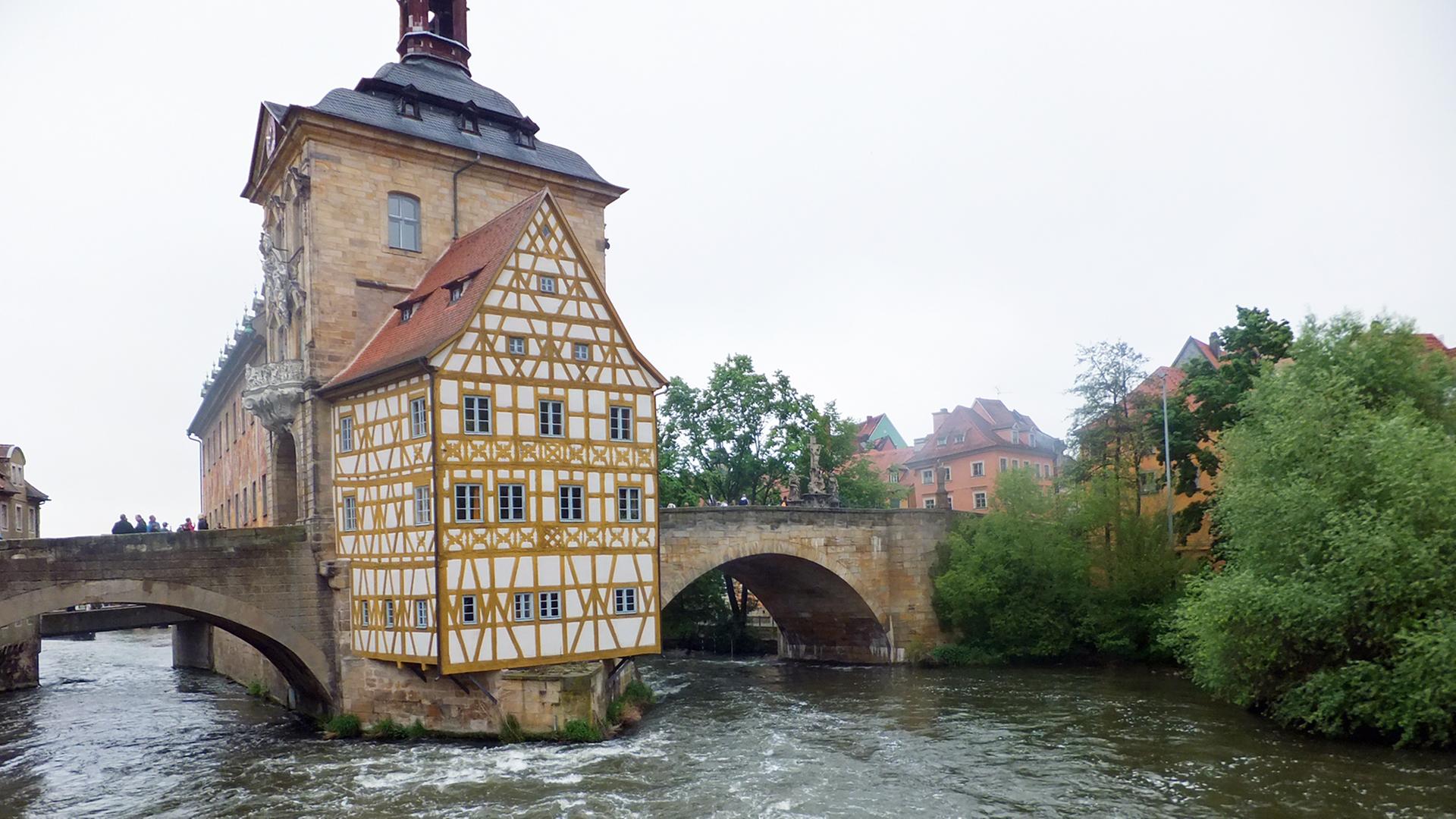 Das Alte Rathaus von Bamberg, der Brückenturm, steht mitten im Wasser auf 2.000 Eichenstämmen.