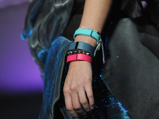 Ein Model zeigt auf der Elektronik-Messe CES (Consumer Electronics Show) das Fitness-Armbad Fitbit.