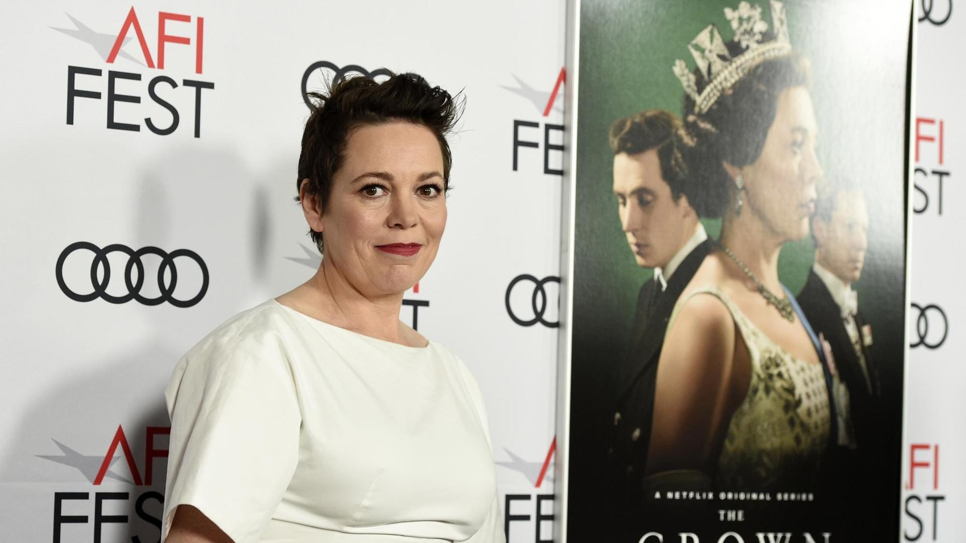 Die Schauspielerin Olivia Colman - in der Netflix-Serie "The Crown" spielt sie Queen Elisabeth II., hier bei einer Filmpremiere vor einem Plakat der Serie Die Schauspielerin Olivia Colman - in der Netflix-Serie "The Crown" spielt sie Queen Elisabeth II., hier bei einer Filmpremiere vor einem Plakat der Serie