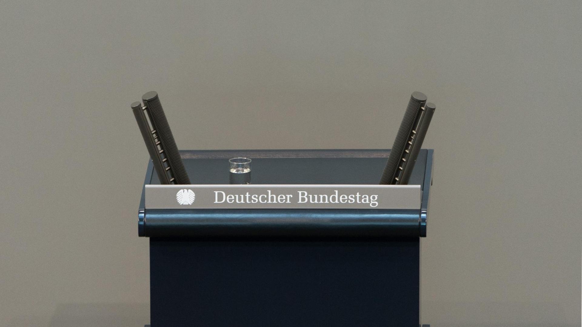 Das leere Rednerpult im Bundestag Das leere Rednerpult im Bundestag