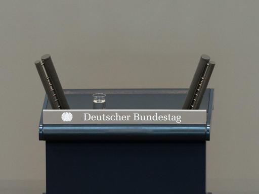 Das leere Rednerpult im Bundestag