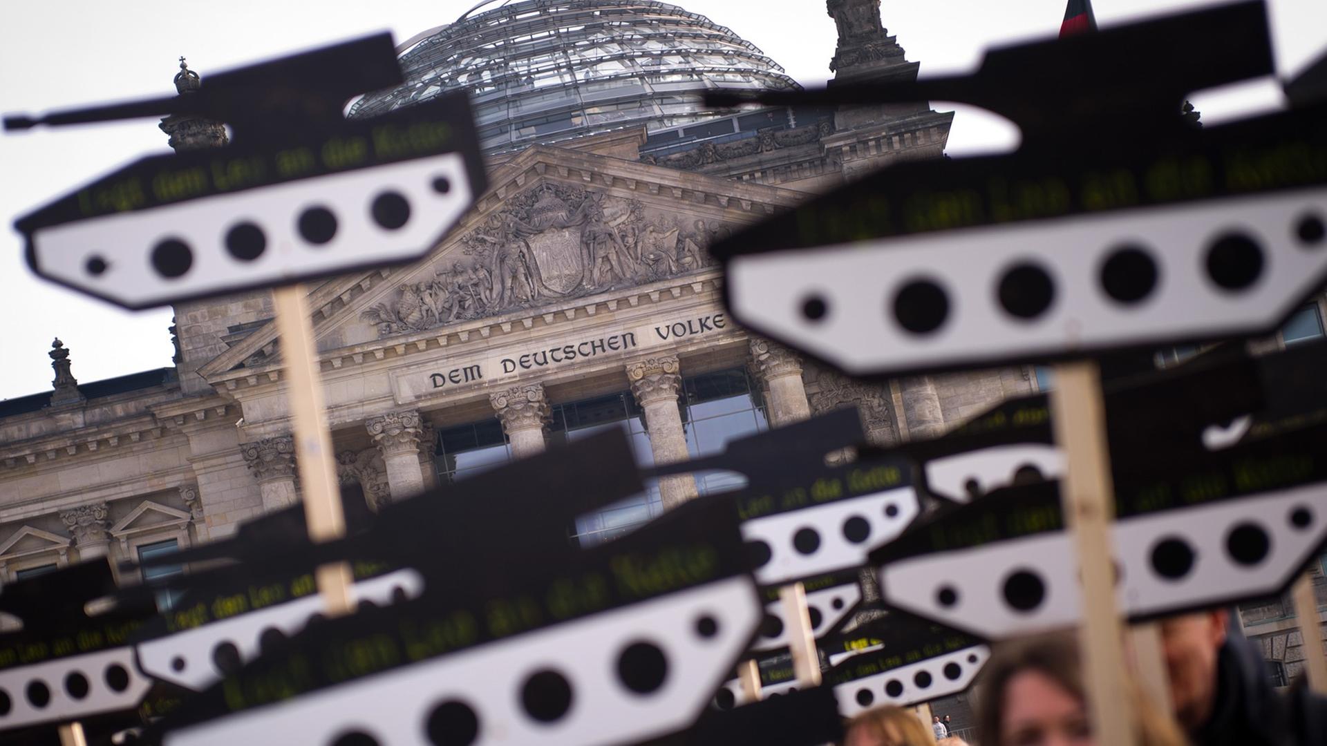 Einer Kundgebung gegen die deutschen Rüstungsexporte im Februar vor dem Berliner Reichstag. Einer Kundgebung gegen die deutschen Rüstungsexporte im Februar vor dem Berliner Reichstag.