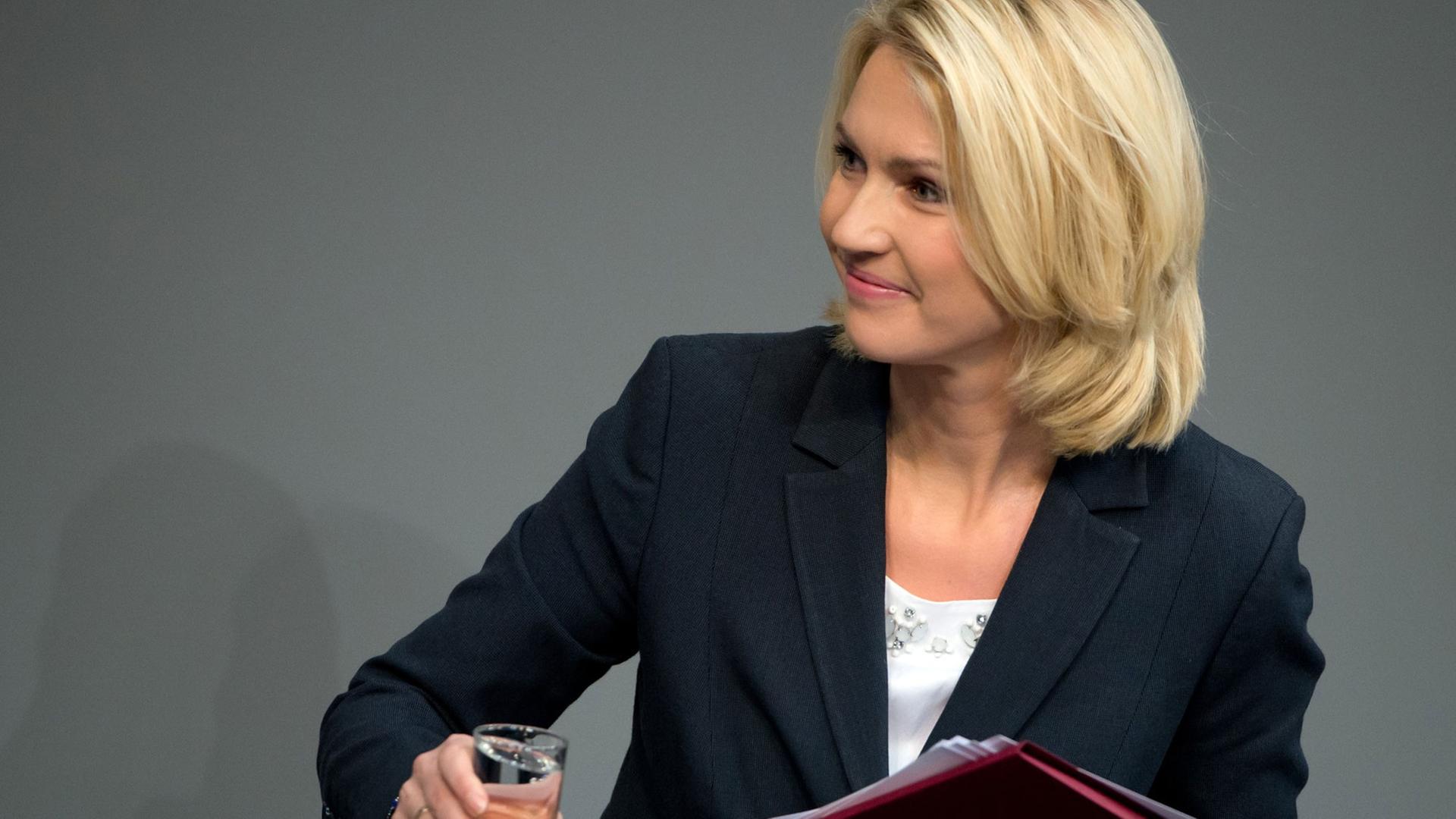 Die Bundesministerin für Familie, Frauen, Jugend und Senioren, Manuela Schwesig (SPD), hält am 06.03.2015 in Berlin während der Sitzung des Bundestages nach ihrer Rede lächelnd ein Glas in der Hand. Die Bundesministerin für Familie, Frauen, Jugend und Senioren, Manuela Schwesig (SPD), hält am 06.03.2015 in Berlin während der Sitzung des Bundestages nach ihrer Rede lächelnd ein Glas in der Hand.