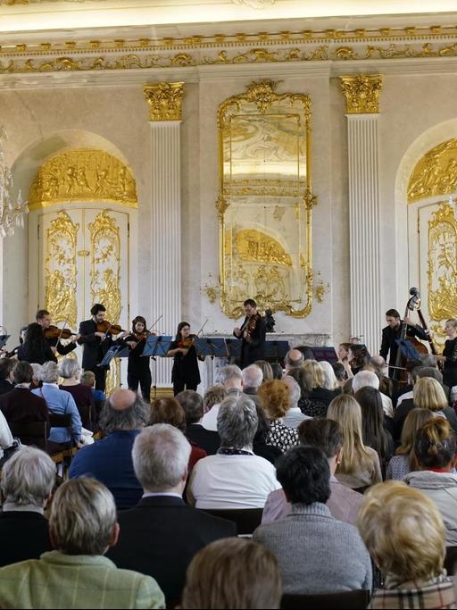 Historischer Saal in der Berliner Staatsoper, in dem Musiker vor Publikum musizieren