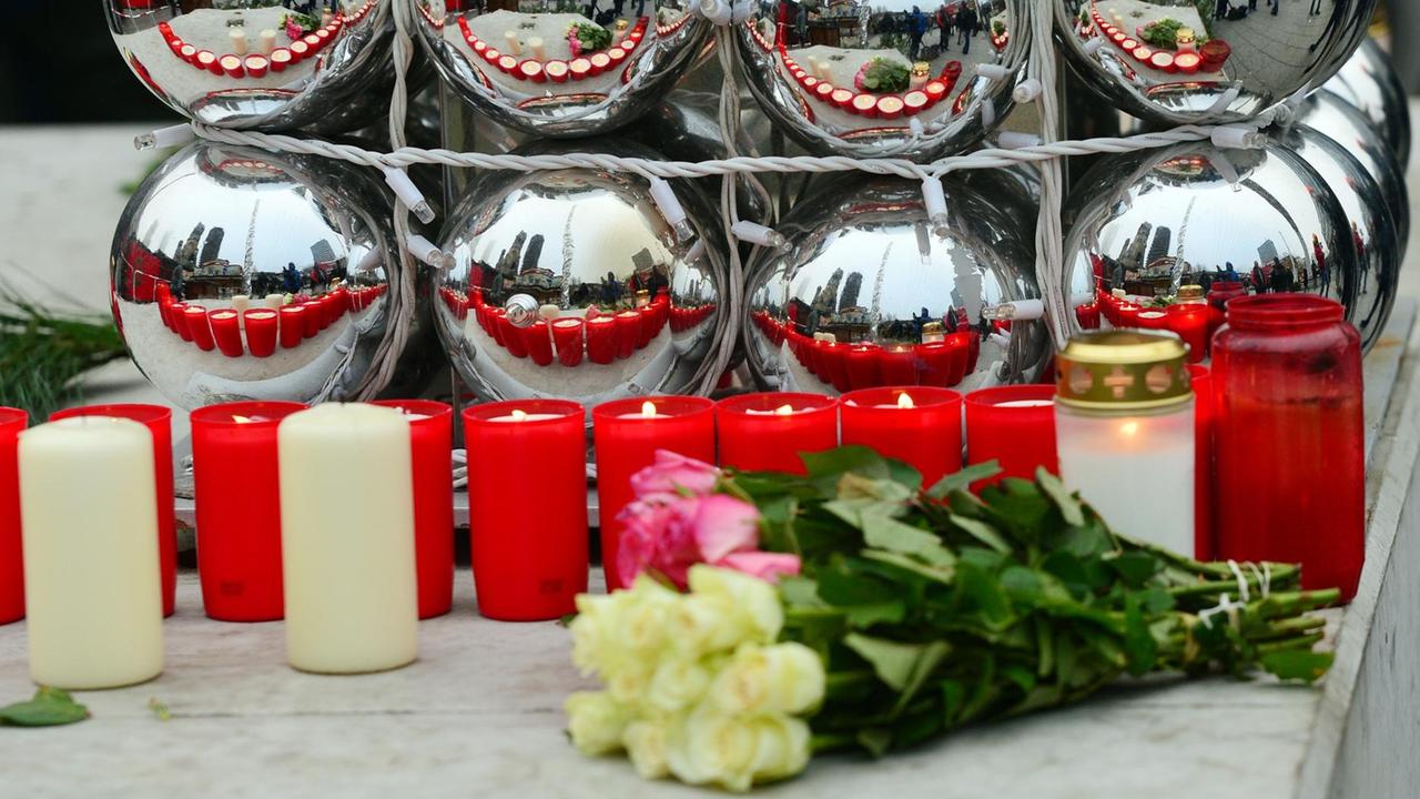Zahlreiche Bürger haben am Anschlagsort nahe der Berliner Gedächtniskirche Kerzen und Blumen niedergelegt.