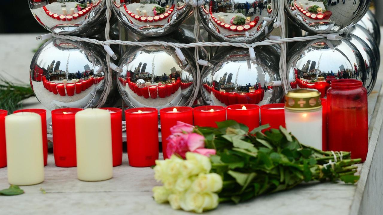 Zahlreiche Bürger haben am Anschlagsort nahe der Berliner Gedächtniskirche Kerzen und Blumen niedergelegt. Zahlreiche Bürger haben am Anschlagsort nahe der Berliner Gedächtniskirche Kerzen und Blumen niedergelegt.
