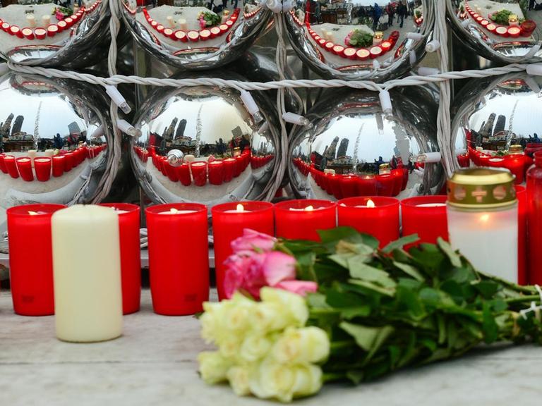 Zahlreiche Bürger haben am Anschlagsort nahe der Berliner Gedächtniskirche Kerzen und Blumen niedergelegt.