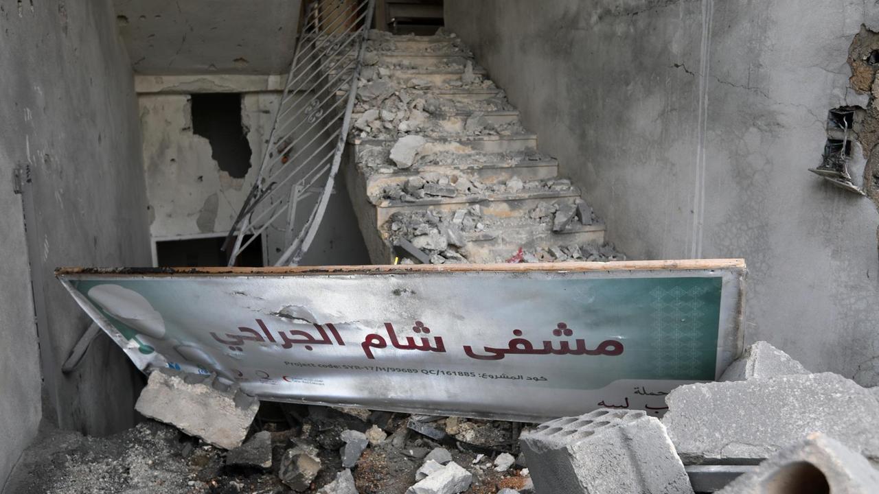Das Krankenhaus "Sham Surgical" in der syrischen Provinz Idlib wurde durch einen Luftangriff zerstört Das Krankenhaus "Sham Surgical" in der syrischen Provinz Idlib wurde durch einen Luftangriff zerstört