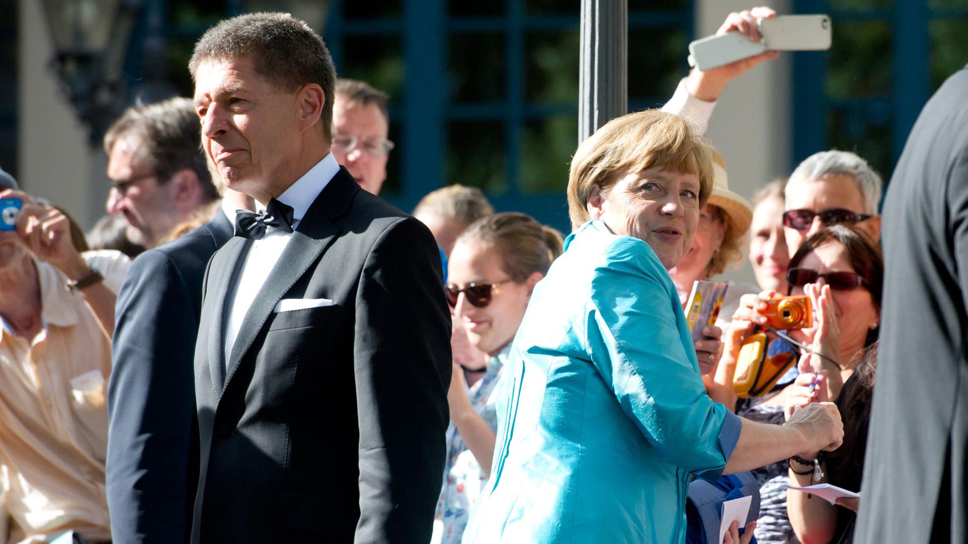 Bundeskanzlerin Angela Merkel (CDU) und Ehemann Joachim Sauer am 25.07.2015 in der Pause während der Eröffnung der 104. Bayreuther Festspiele in Bayreuth (Bayern). Die Richard-Wagner-Festspiele dauern bis zum 28. August.