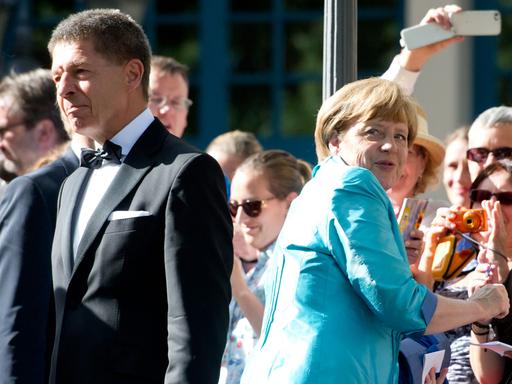 Bundeskanzlerin Angela Merkel (CDU) und Ehemann Joachim Sauer am 25.07.2015 in der Pause während der Eröffnung der 104. Bayreuther Festspiele in Bayreuth (Bayern). Die Richard-Wagner-Festspiele dauern bis zum 28. August.