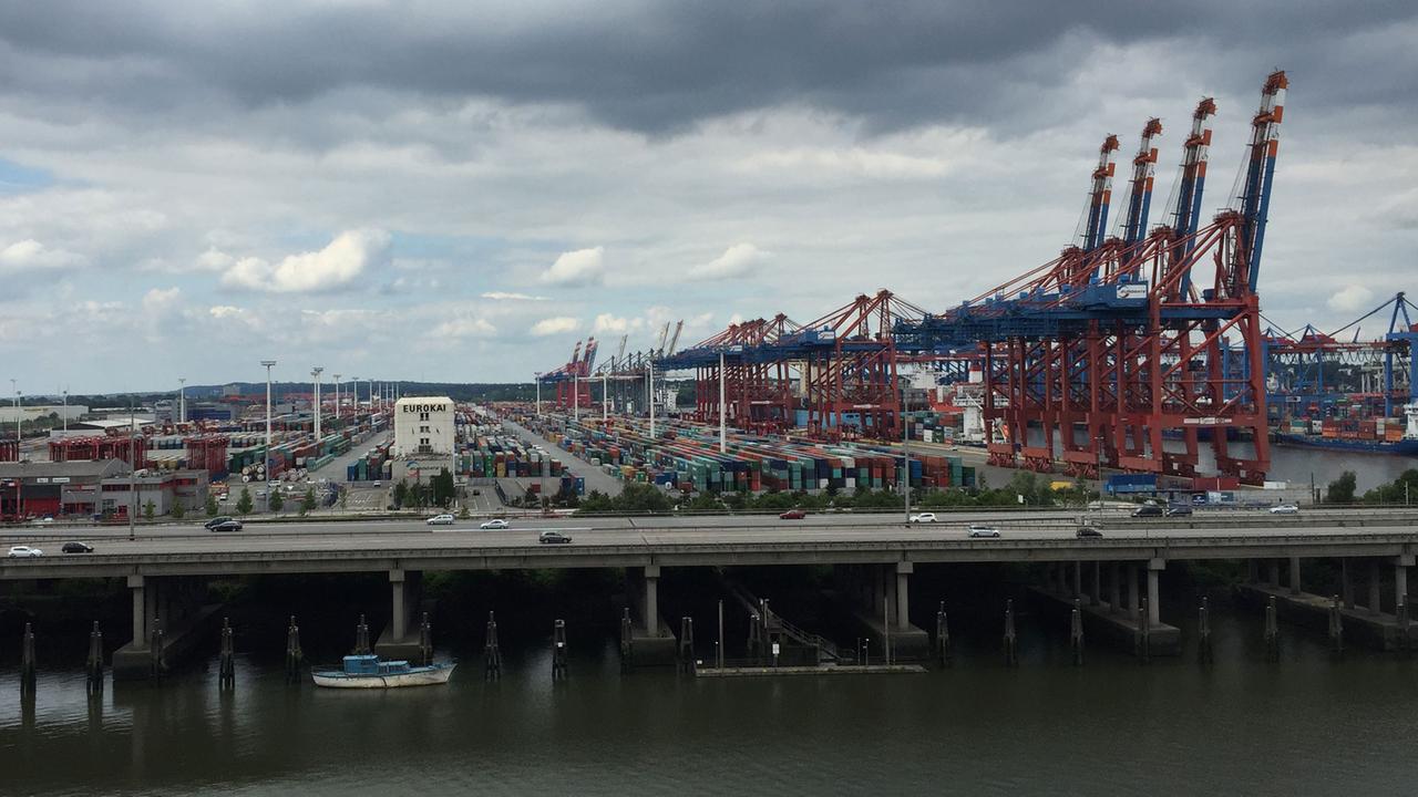 Der Hamburger Hafen hat eine jahrhundertealte Tradition. Der Hamburger Hafen hat eine jahrhundertealte Tradition.