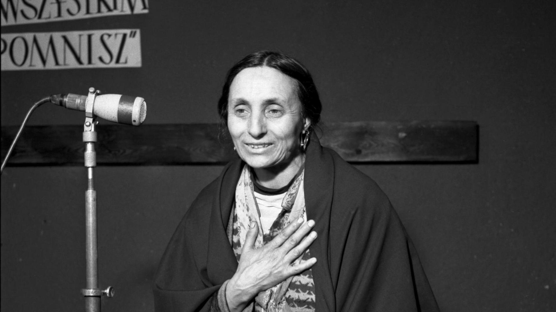 Historische Fotografie der polnischen Roma-Lyrikerin Bronisława Wajs, bekannt als Papusza, auf einer Bühne. Historische Fotografie der polnischen Roma-Lyrikerin Bronisława Wajs, bekannt als Papusza, auf einer Bühne.