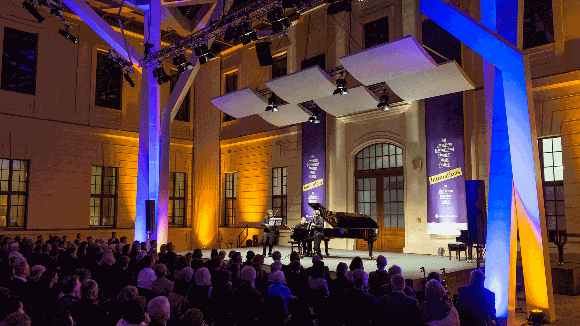 Die Bühne im Glashof des Jüdischen Museums Berlin beim Festival Intonations 2018