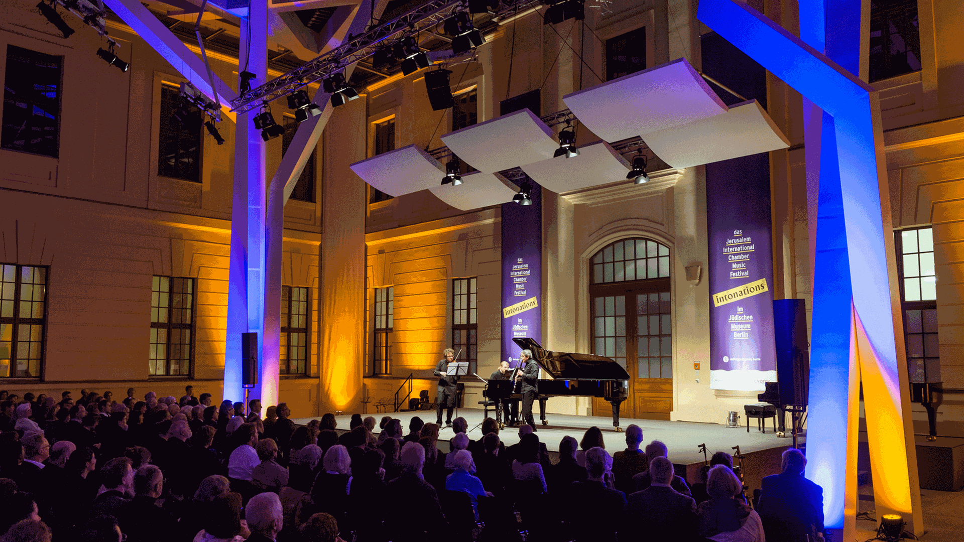 Die Bühne im Glashof des Jüdischen Museums Berlin beim Festival Intonations 2018 Die Bühne im Glashof des Jüdischen Museums Berlin beim Festival Intonations 2018