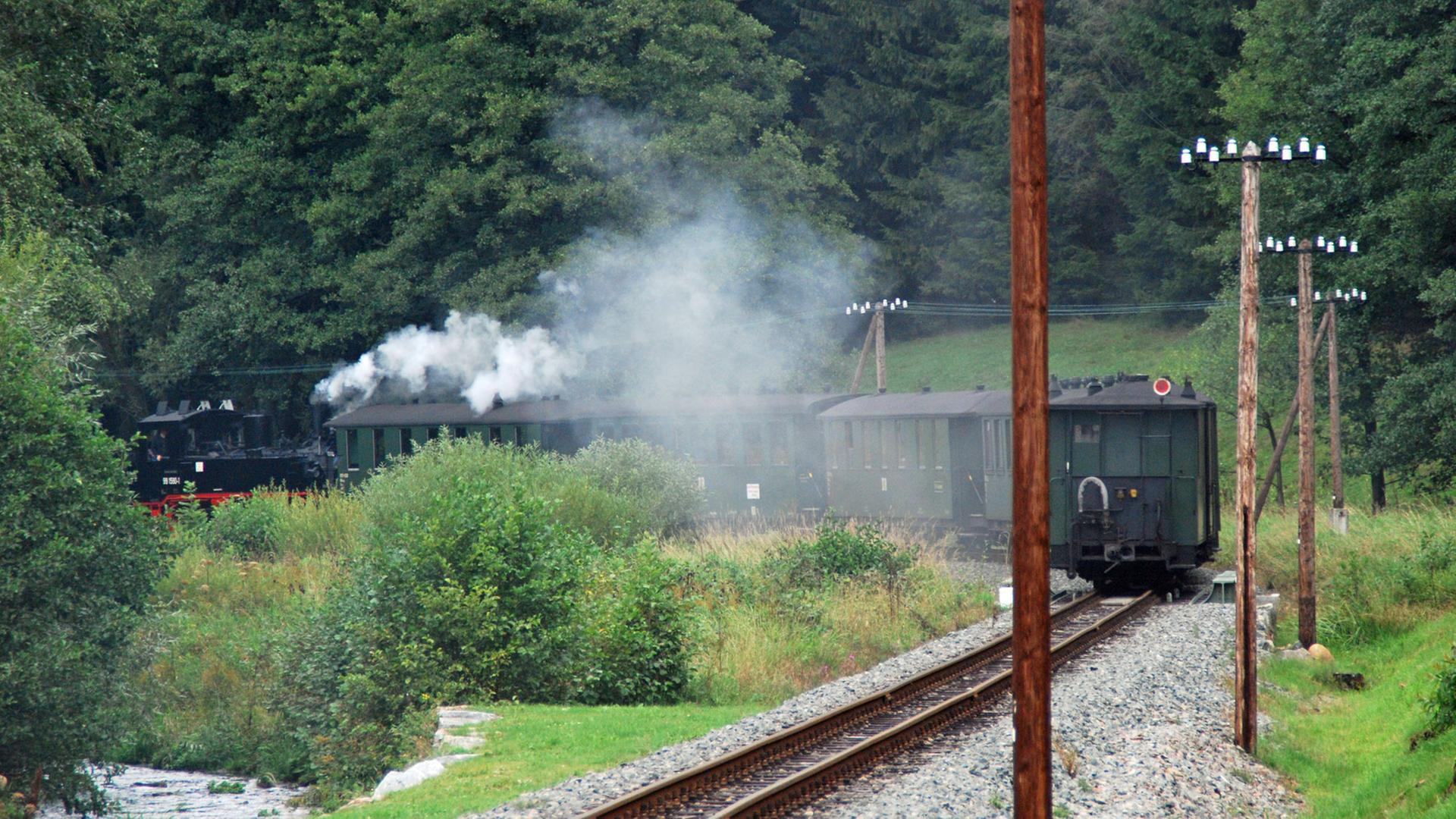 Die Pressnitztalbahn ist ein historischer Dampfzug, der auf den Höhen des Erzgebirges unmittelbar an der sächsisch-tschechischen Grenze verkehrt. Einst befuhr die Schmalspurbahn eine 23 Kilometer lange Strecke. In den 80er Jahren wurde sie als letzte Kleinbahn in der DDR eingestellt und die Strecke komplett abgerissen. Einem rührigen Verein ist es zu verdanken, dass die Pressnitztalbahn heute zumindest auf einem Drittel der ursprünglichen Strecke wieder im Einsatz ist. Die Pressnitztalbahn ist ein historischer Dampfzug, der auf den Höhen des Erzgebirges unmittelbar an der sächsisch-tschechischen Grenze verkehrt. Einst befuhr die Schmalspurbahn eine 23 Kilometer lange Strecke. In den 80er Jahren wurde sie als letzte Kleinbahn in der DDR eingestellt und die Strecke komplett abgerissen. Einem rührigen Verein ist es zu verdanken, dass die Pressnitztalbahn heute zumindest auf einem Drittel der ursprünglichen Strecke wieder im Einsatz ist.