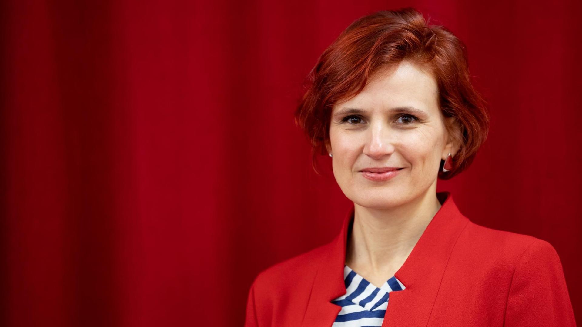 Das Bild zeigt Katja Kipping, Bundesvorsitzende der Partei Die Linke, beim Landesparteitag der Bremer Linken.