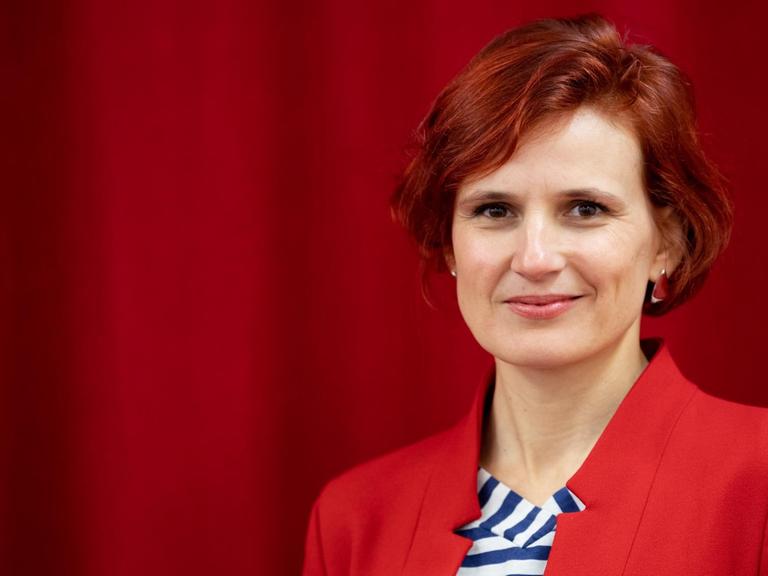 Das Bild zeigt Katja Kipping, Bundesvorsitzende der Partei Die Linke, beim Landesparteitag der Bremer Linken.