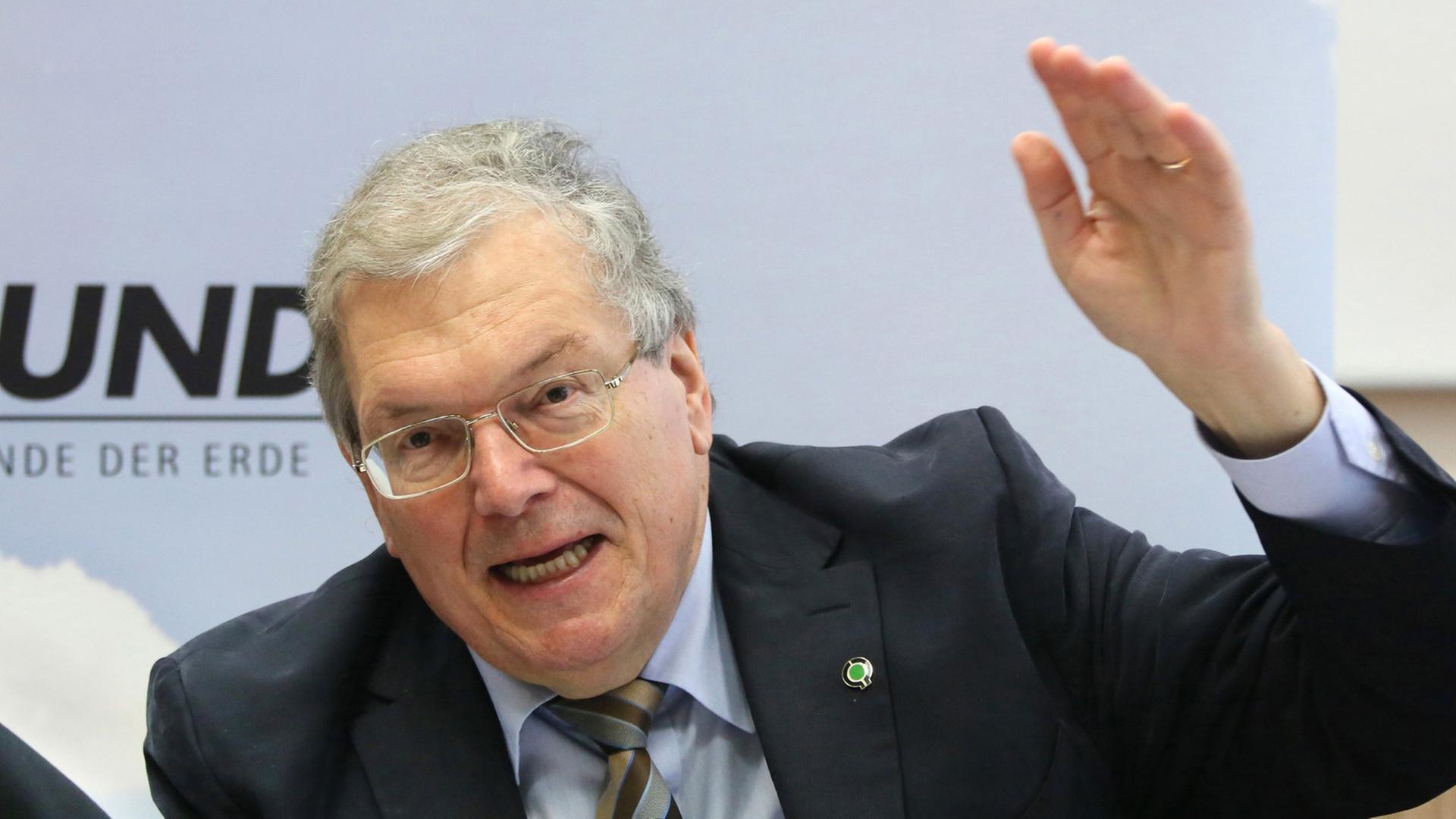 Der Vorsitzende der Organisation Bund für Umwelt und Naturschutz Deutschland, Hubert Weiger, bei einer Pressekonferenz in Berlin. Er hebt den linken Arm. Der Vorsitzende der Organisation Bund für Umwelt und Naturschutz Deutschland, Hubert Weiger, bei einer Pressekonferenz in Berlin. Er hebt den linken Arm.