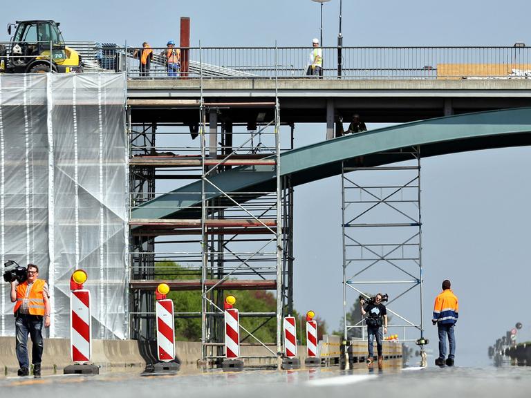 Bauarbeiter errichten am 25.04.2014 ein Gerüst an einer Autobahnbrücke über die A9 bei Zschepkau (Sachsen-Anhalt).