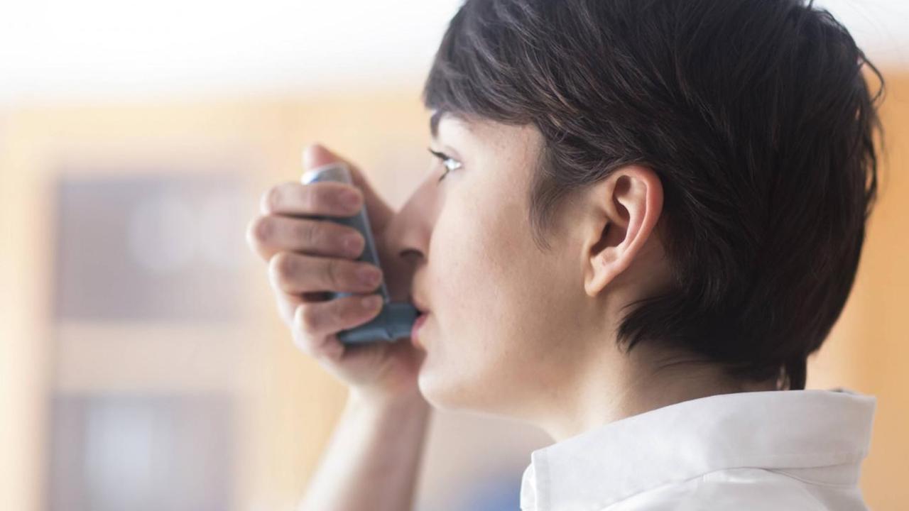 Eine Asthma-Patientin inhaliert ein Medikament. Eine Asthma-Patientin inhaliert ein Medikament.