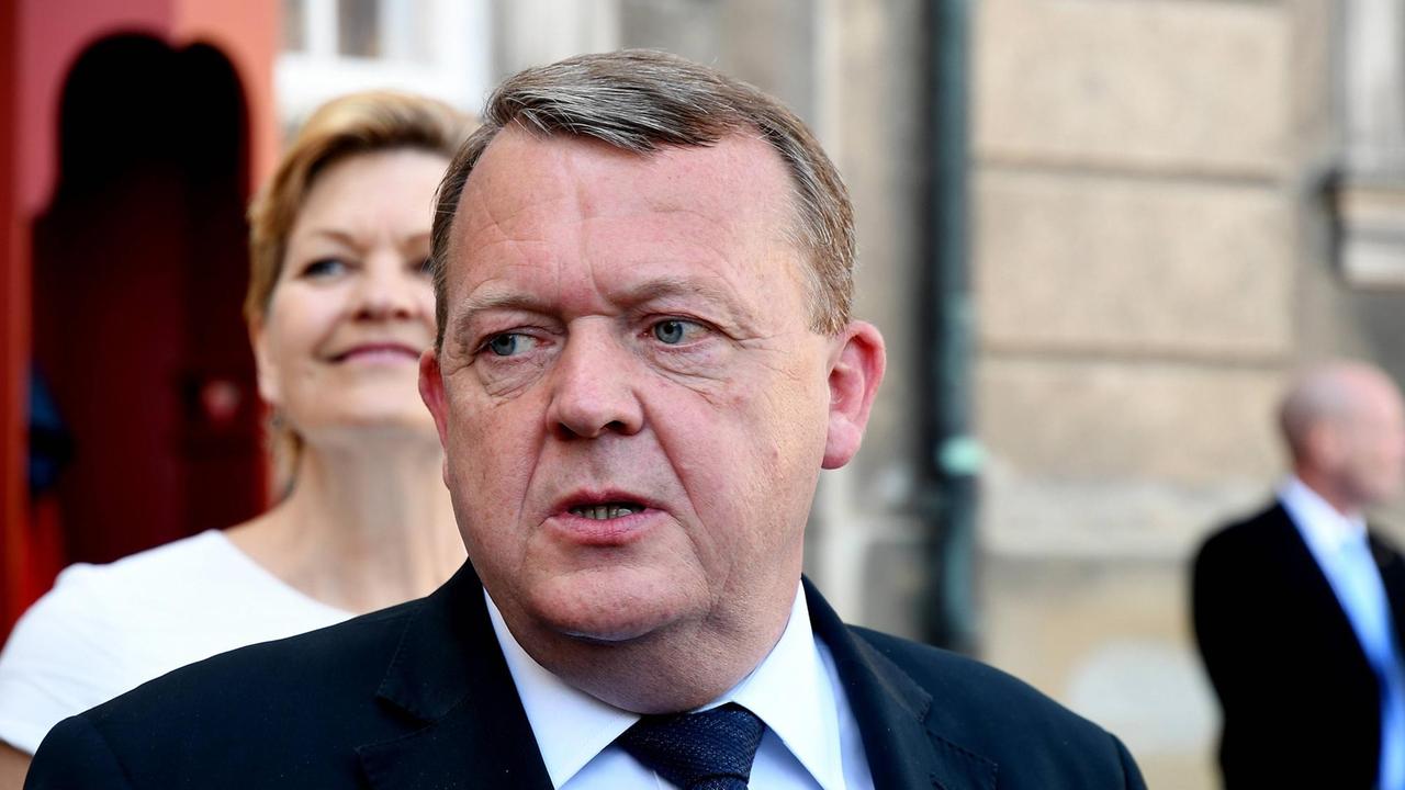 Der dänische Ministerpräsident Lars Løkke Rasmussen in einer Aufnahme vom Mai 2018. Er steht auf einem offenen Platz und spricht zur Presse. Der dänische Ministerpräsident Lars Løkke Rasmussen in einer Aufnahme vom Mai 2018. Er steht auf einem offenen Platz und spricht zur Presse.