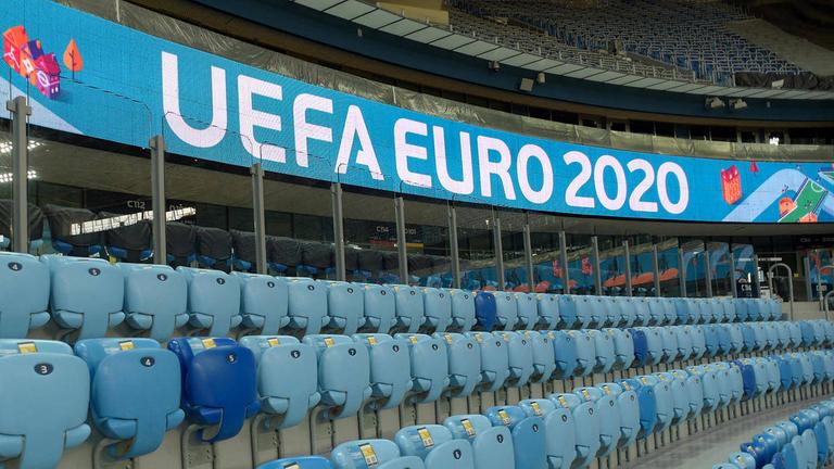 Leere Sitzreihen in einem Stadion für die Fußball-Europameisterschaft 2020 der Männer. Leere Sitzreihen in einem Stadion für die Fußball-Europameisterschaft 2020 der Männer.