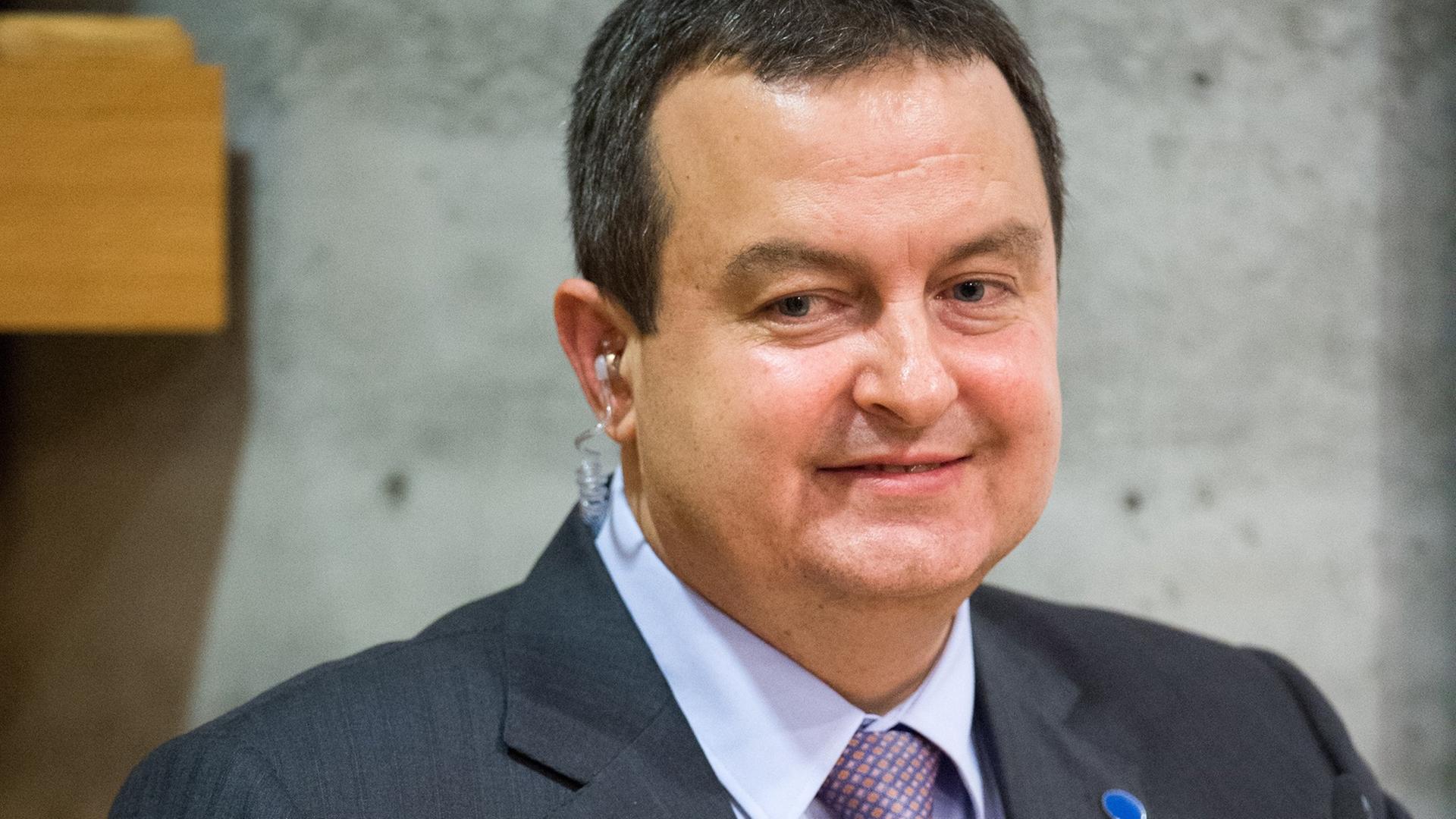 Ivica Dačić, Außenminister von Serbien, spricht am 05.11.2014 bei einer Podiumsdiskussion über Bosnien und Herzegowina in der britischen Botschaft in Berlin. Auf Einladung des britischen Außenministers Hammond und dem deutschen Amtskollegen Steinmeier treffen sich die Außenminister des Westlichen Balkans in die britischen Botschaft in Berlin zu einer Konferenz. Ivica Dačić, Außenminister von Serbien, spricht am 05.11.2014 bei einer Podiumsdiskussion über Bosnien und Herzegowina in der britischen Botschaft in Berlin. Auf Einladung des britischen Außenministers Hammond und dem deutschen Amtskollegen Steinmeier treffen sich die Außenminister des Westlichen Balkans in die britischen Botschaft in Berlin zu einer Konferenz.