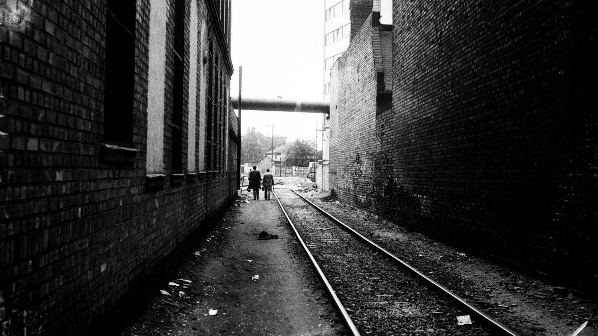 Werktätige eines DDR Betriebes auf dem Weg zur Schicht in Leipzig Plagwitz, 1987 Werktätige eines DDR Betriebes auf dem Weg zur Schicht in Leipzig Plagwitz, 1987