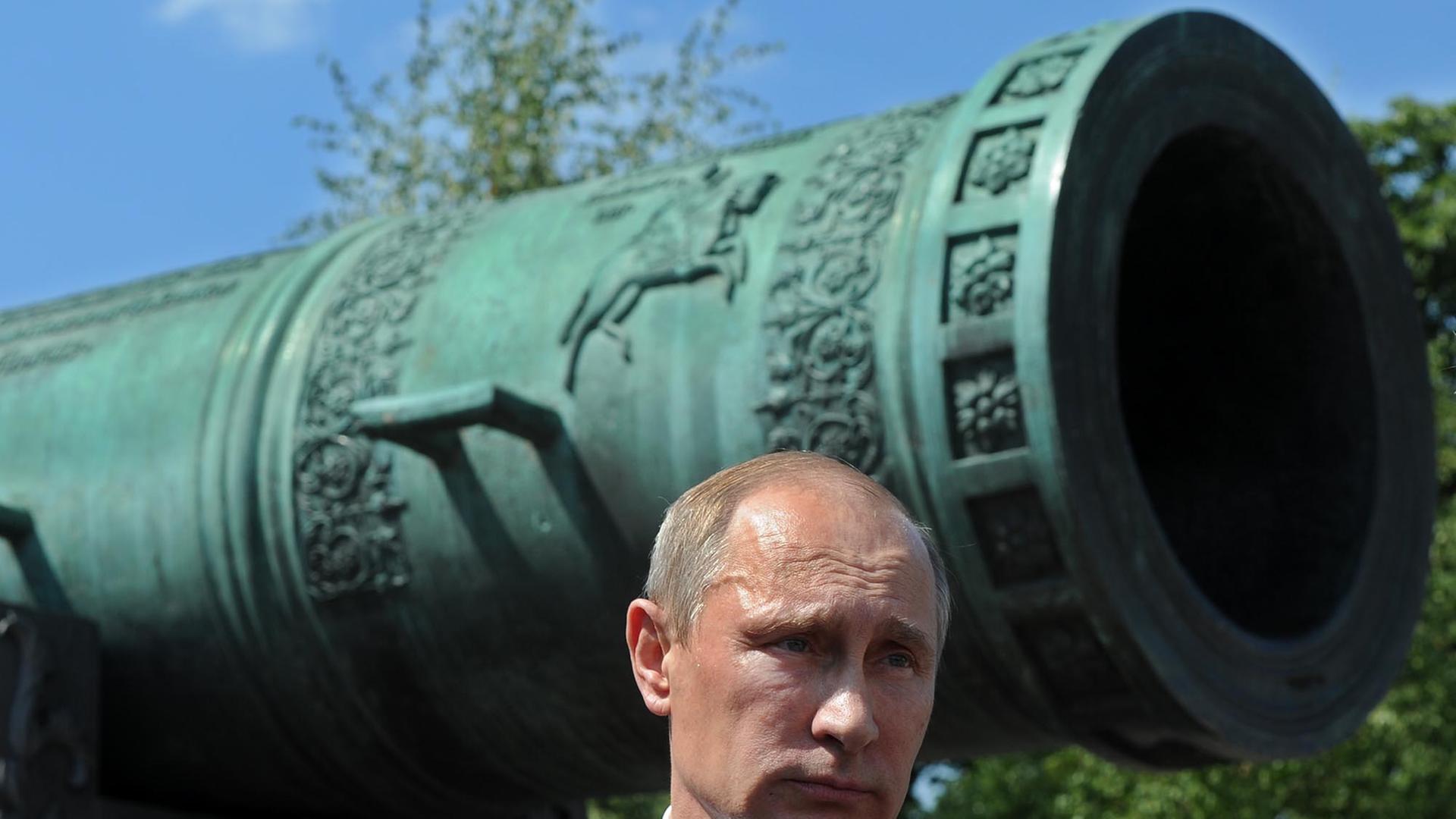 Der russische Präsident Wladimir Putin vor der sechs Meter langen Zar-Kanone im Kreml in Moskau. Der russische Präsident Wladimir Putin vor der sechs Meter langen Zar-Kanone im Kreml in Moskau.