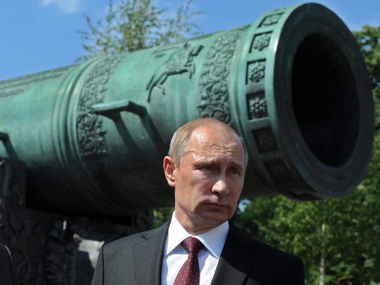 Der russische Präsident Wladimir Putin vor der sechs Meter langen Zar-Kanone im Kreml in Moskau.