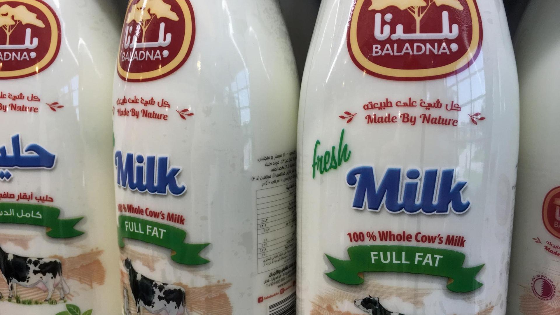 Milchflaschen aus Katar stehen in einem Regal Milchflaschen aus Katar stehen in einem Regal