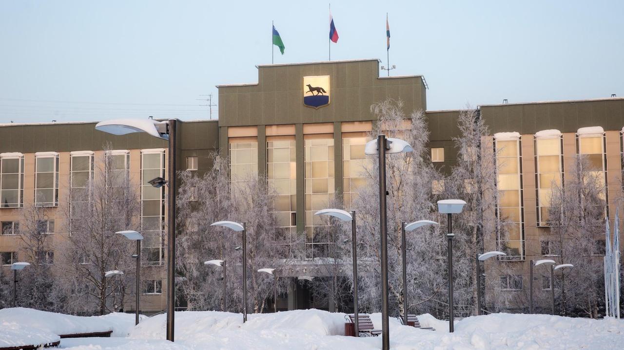 Das Verwaltungsgebäude der sibirischen Stadt Surgut in Russland im Januar 2019
