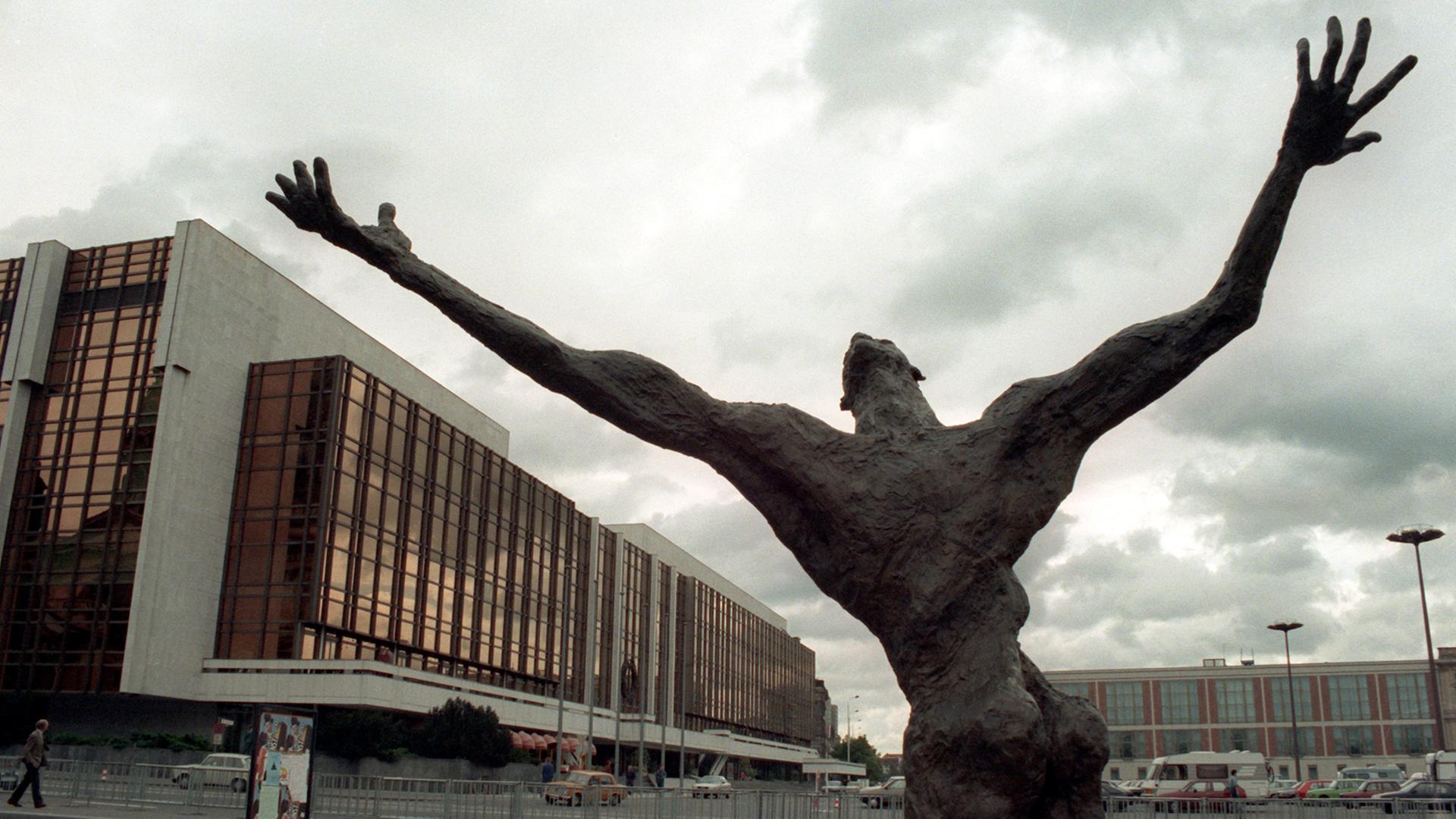 Der inzwischen abgerissene Palast der Republik, einst Sitz der DDR-Volkskammer, in Berlin (Archivfoto von 1990) Der inzwischen abgerissene Palast der Republik, einst Sitz der DDR-Volkskammer, in Berlin (Archivfoto von 1990)