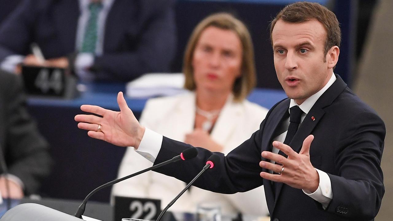 Macron steht und gestikuliert am Redepult, im Hintergrund die EU-Außenbeauftragte Mogherini.