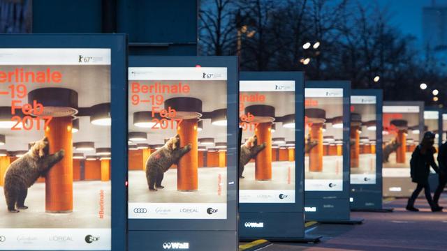 Plakate werben in beleuchteten Schaukästen am Abend des 23.01.2017 auf dem Mittelstreifen der Potsdamer Straße in Berlin für die bevorstehende Berlinale. Die Filmfestspiele finden vom 09. bis 19.02.2016 statt.
