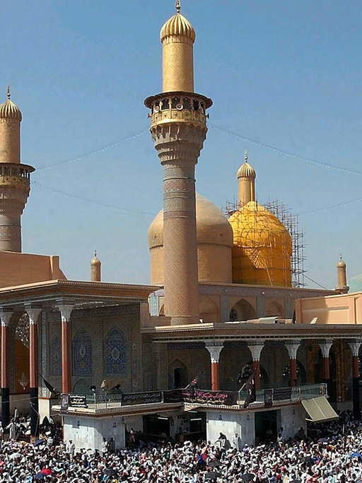 Muslime beim Freitagsgebet in der Imam Mousa al-Kadhom Moschee in Bagdad