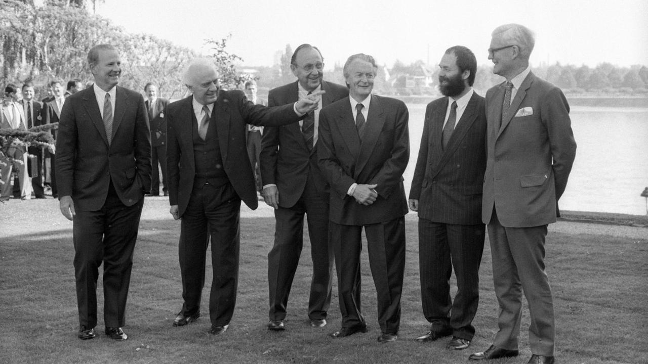 Zwei-plus-vier-Gespräche (L-R) Außenminister James Baker (USA), Außenminister Eduard Schewardnadse (UdSSR), Außenminister Hans-Dietrich Genscher (Deutschland/FDP), Roland Dumas (Frankreich), Außenminister Markus Meckel (DDR) und Außenminister Douglas Hurt (Großbritannien) Zwei-plus-vier-Gespräche (L-R) Außenminister James Baker (USA), Außenminister Eduard Schewardnadse (UdSSR), Außenminister Hans-Dietrich Genscher (Deutschland/FDP), Roland Dumas (Frankreich), Außenminister Markus Meckel (DDR) und Außenminister Douglas Hurt (Großbritannien)