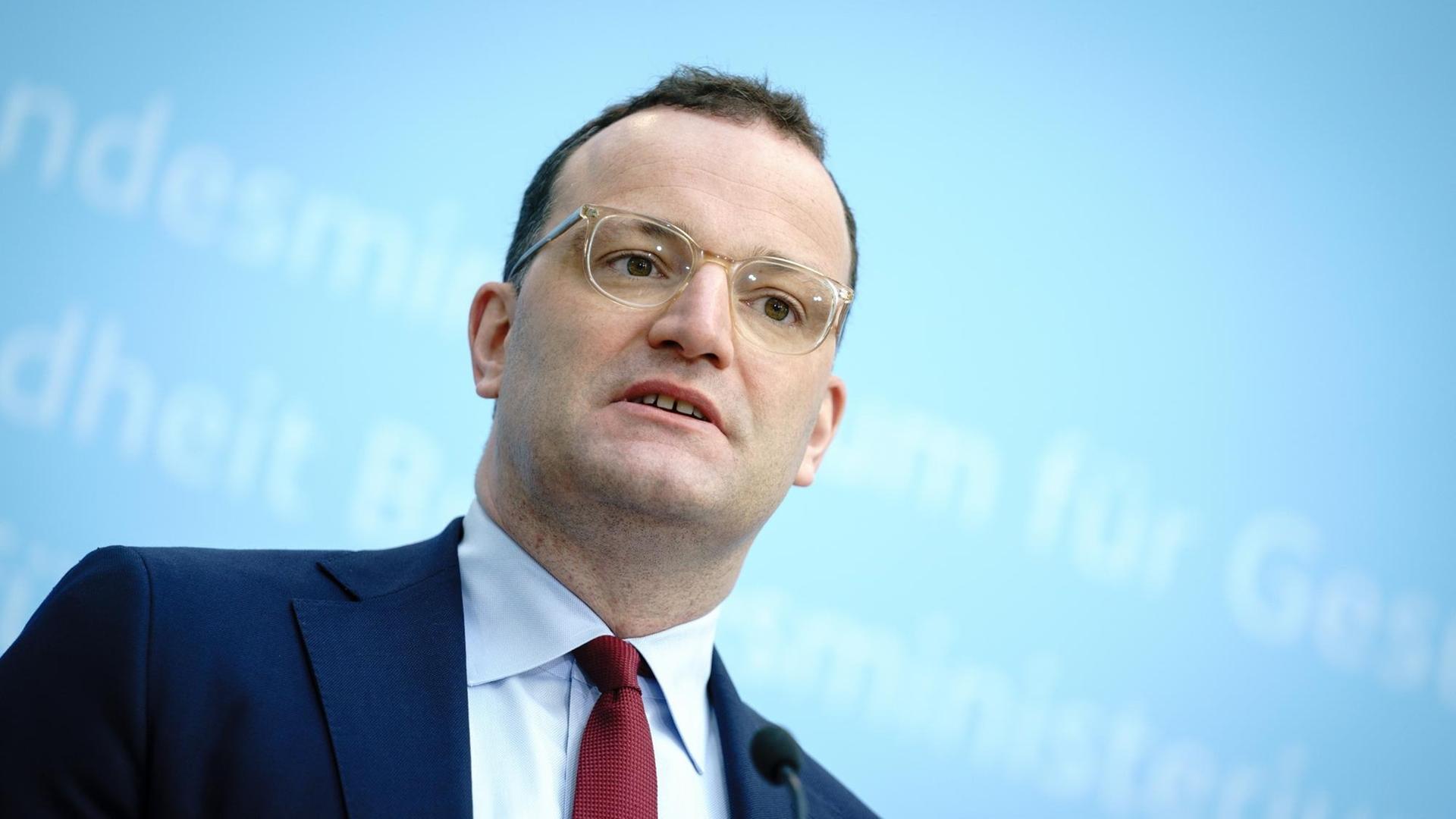 Jens Spahn (CDU), Bundesminister für Gesundheit, gibt eine Pressekonferenz zum Fortschritt der Impfungen gegen das Coronavirus. Jens Spahn (CDU), Bundesminister für Gesundheit, gibt eine Pressekonferenz zum Fortschritt der Impfungen gegen das Coronavirus.