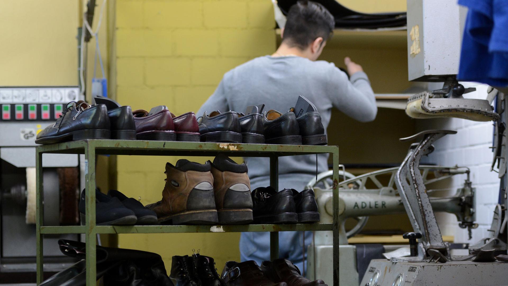 In der Schuhmacherei der JVA Heilbronn werden Schuhe repariert In der Schuhmacherei der JVA Heilbronn werden Schuhe repariert