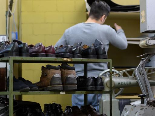 In der Schuhmacherei der JVA Heilbronn werden Schuhe repariert