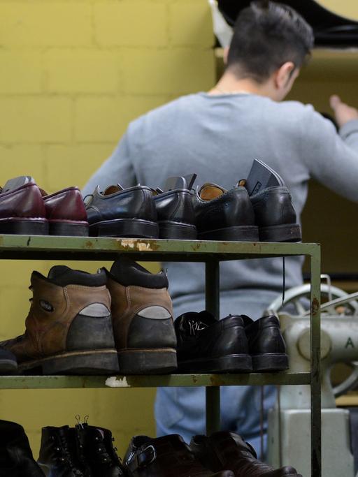 In der Schuhmacherei der JVA Heilbronn werden Schuhe repariert