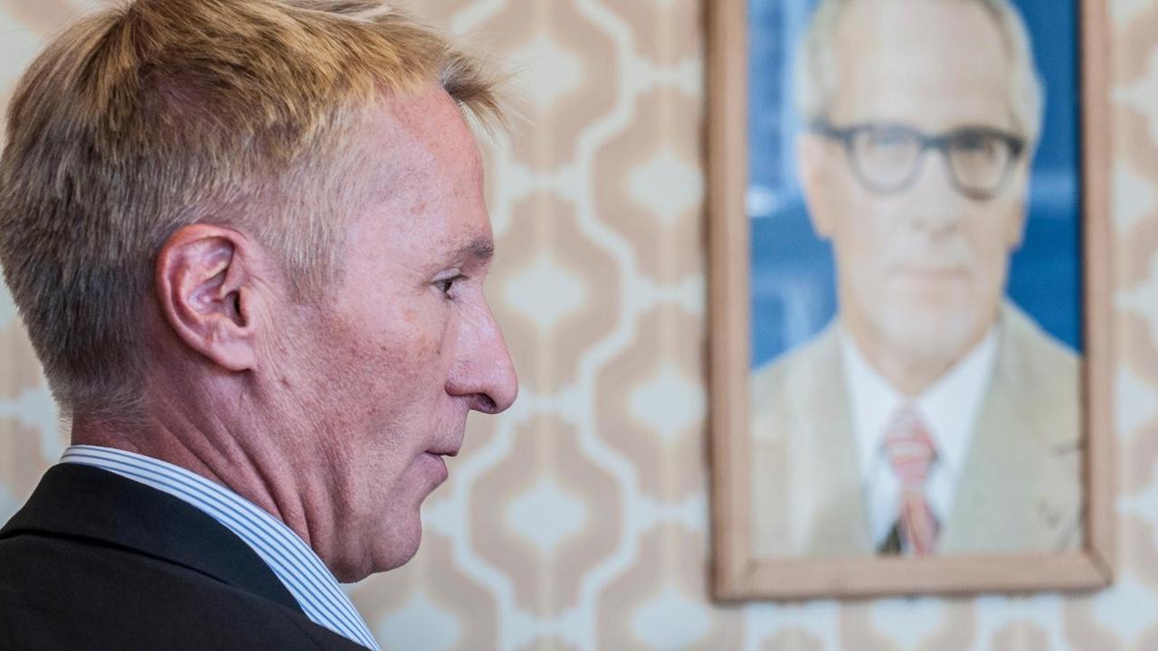 Gedenkstättendirektor Hubertus Knabe redet am 03.07.2015 in Berlin bei einem Pressegespräch in der Stasiopfer-Gedenkstätte Hohenschönhausen, im Hintergrund ein Porträt von Ex-DDR-Staats- und Parteichef Honecker. Die Stiftung Gedenkstätte Berlin-Hohenschönhausen nahm vor 15 Jahren ihre Arbeit auf. Gedenkstättendirektor Hubertus Knabe redet am 03.07.2015 in Berlin bei einem Pressegespräch in der Stasiopfer-Gedenkstätte Hohenschönhausen, im Hintergrund ein Porträt von Ex-DDR-Staats- und Parteichef Honecker. Die Stiftung Gedenkstätte Berlin-Hohenschönhausen nahm vor 15 Jahren ihre Arbeit auf.