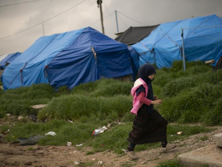 Auf diesem Foto vom 27. März 2019 geht ein Mädchen durch einen Zeltbereich im Lager Roj, wo Familien von Anhängern des Islamischen Staates festgehalten werden, in der Nähe von Derik, Syrien.