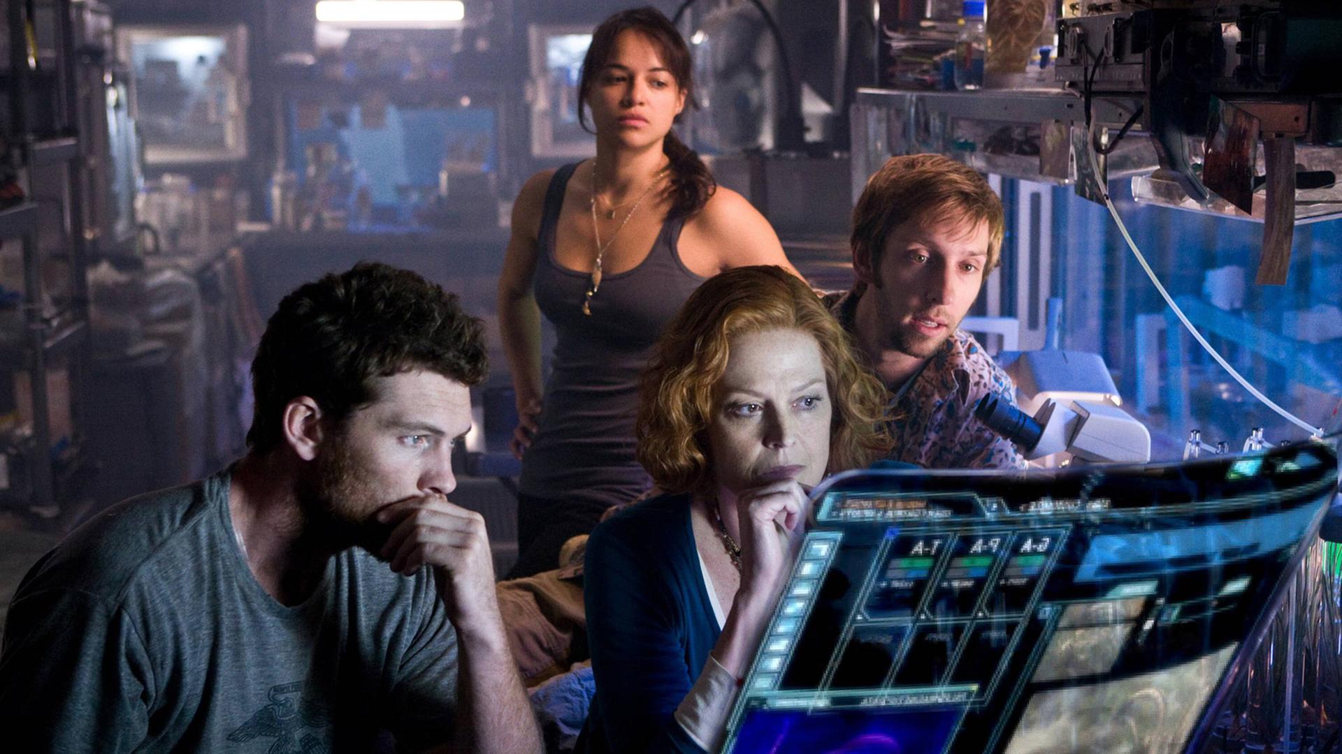 Szene aus "Avatar" mit Sam Worthington (l), Sigourney Weaver (m) und Michelle Rodriguez (hinten) Szene aus "Avatar" mit Sam Worthington (l), Sigourney Weaver (m) und Michelle Rodriguez (hinten)
