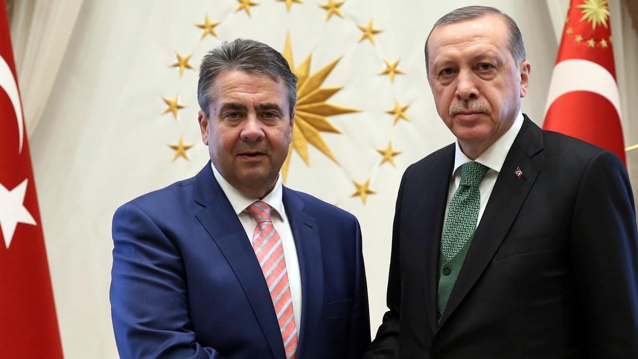 Bundesaußenminister Sigmar Gabriel (SPD, l) und der türkische Präsident Recep Tayyip Erdogan geben sich die Hand.