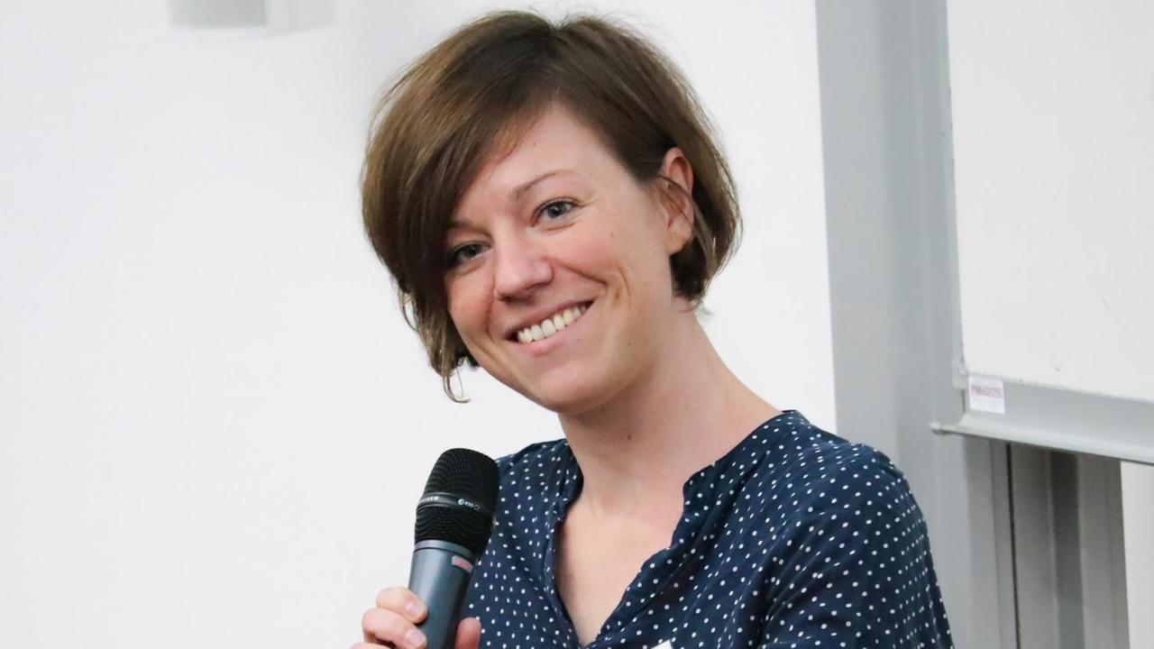 Anne Scheel bei einer Podiumsdiskussion der Psychologischen Fachschaftskonferenz (PsyFaKo) an der Uni Hildesheim, 2018 Anne Scheel bei einer Podiumsdiskussion der Psychologischen Fachschaftskonferenz (PsyFaKo) an der Uni Hildesheim, 2018